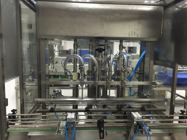 நான்கு தலைகள் நிரப்பும் machinery.jpg