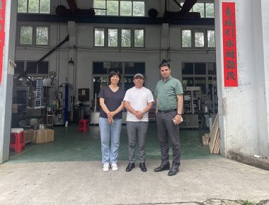 ஈரானிய வாடிக்கையாளர்கள்