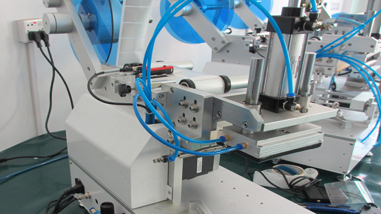 ஸ்பூட் பேக்ஸ் பிளாஸ்டிக் பேக் லேபிளிங் மெஷின் செமி ஆட்டோமேட்டிக் ஃபார் பிளாட் சர்ஃபேஸ்