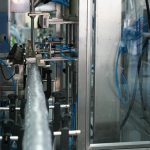 தானியங்கி பாட்டில் நிரப்புதல் கேப்பிங் லேபிளிங் அட்டைப்பெட்டி மேலெழுதுதல் இயந்திரம்