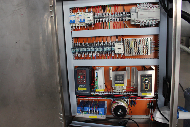 நிரப்பு இயந்திரம் 4 தலைகள் (1).JPG