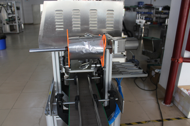 கண்ணாடி ஜாடிகளை சீல் செய்யும் இயந்திரம் (1).JPG