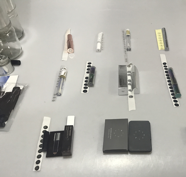 லேபிள்கள் மற்றும் உதட்டுச்சாயம் ஒப்பனை பொருட்கள்.jpg