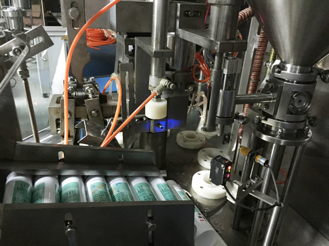 tubes holding feeding system சீலிங்.jpg நிரப்புவதற்கான தானியங்கி குழாய்கள் உணவு அமைப்பு