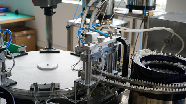 பிளாஸ்டிக் பாட்டில்களில் ரோட்டரி நிரப்புதல் மின் திரவம்.jpg