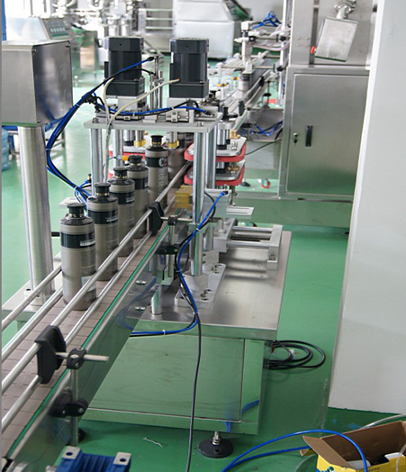 automatic capping machine with manual caps feeder system மேனுவல் கேப்ஸ் feeding.jpg உடன் தானியங்கி கேப்பர்