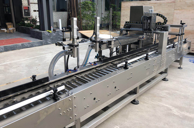 நிரப்பும் எண்ணெய் வாளி மூடும் இயந்திரம்.jpg