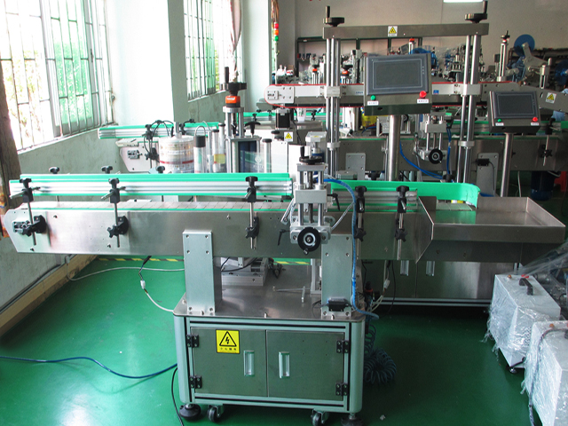 labeling machine with positioning system லேபிளிங் கருவி பாட்டில்கள் PLC.jpg