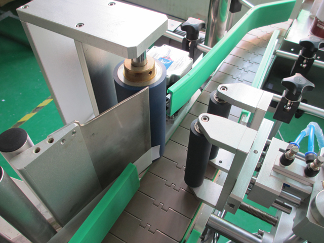 PLC controlling system bottle labeling machine லேபிளிங் கருவி பாட்டில்கள் PLC2.jpg