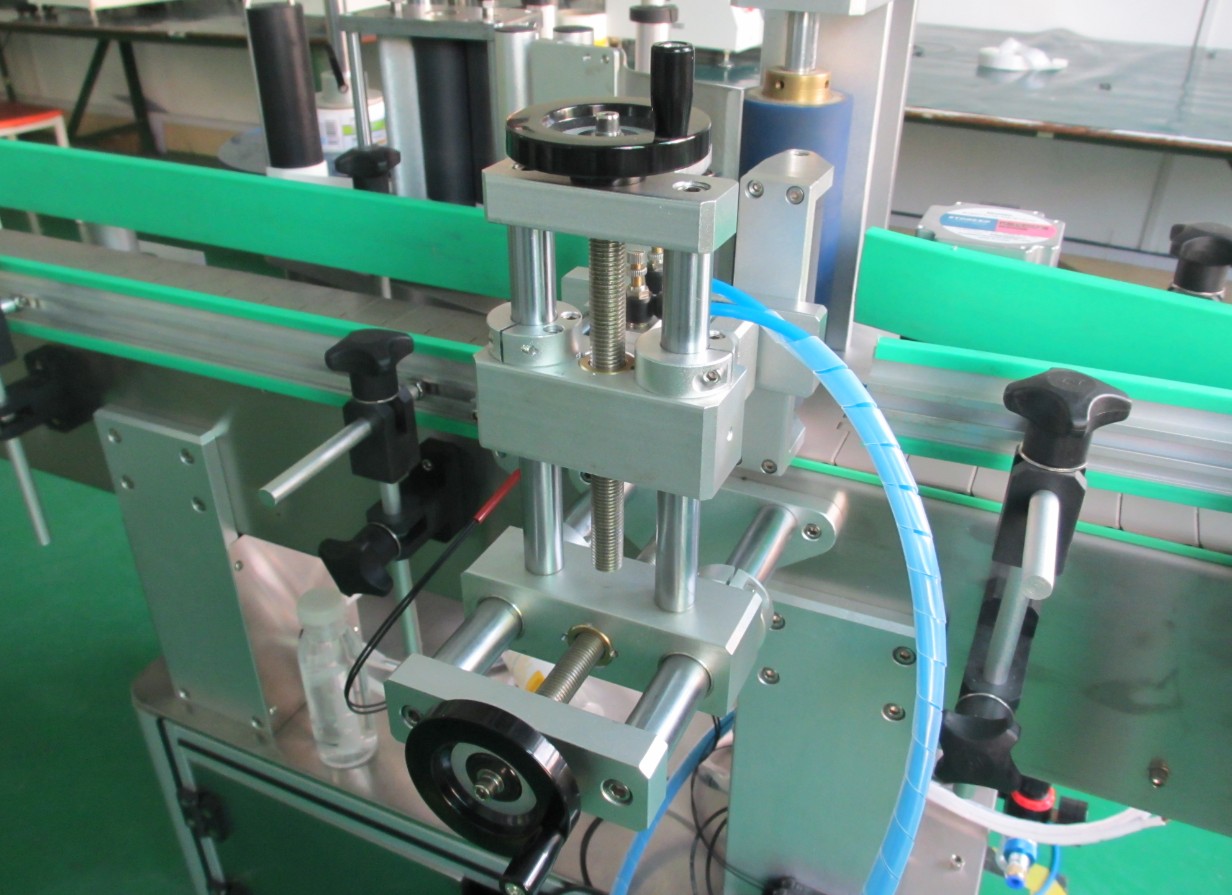 round bottles labeling machinery automatic சுற்று பாட்டில்கள் etiketter லேபிளிங் இயந்திரம் (10).JPG