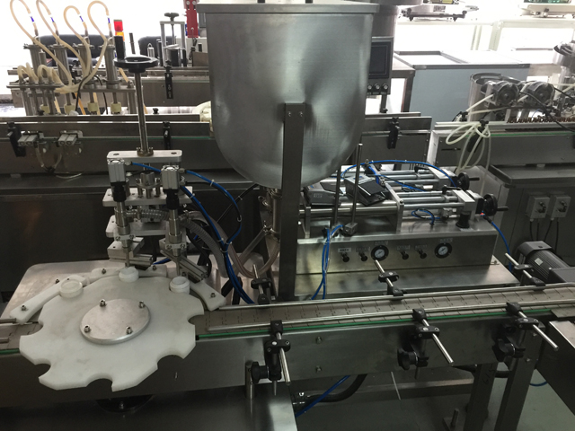 இரண்டு ஜாடிகளை நிரப்பும் machine.jpg