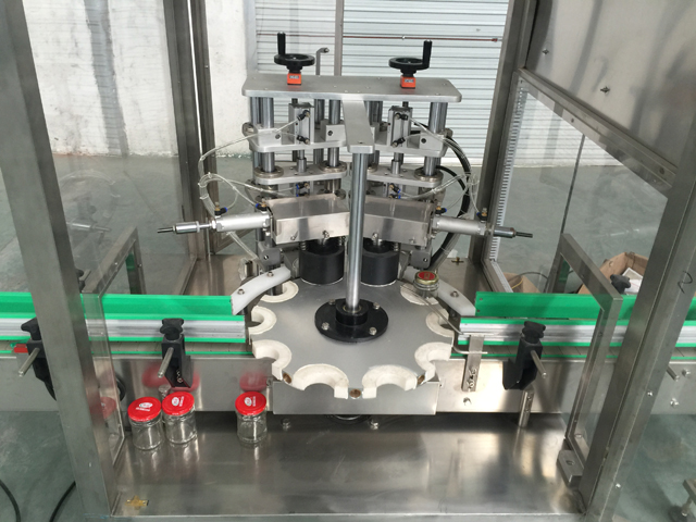 தானியங்கி அமைப்புடன் கேப்ஸ் வெற்றிட கேப்பிங்.jpg