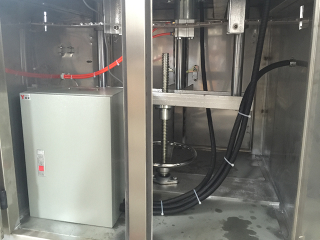 உள்ளே கேன்கள் சீல் கேப்பிங் இயந்திரம்.jpg