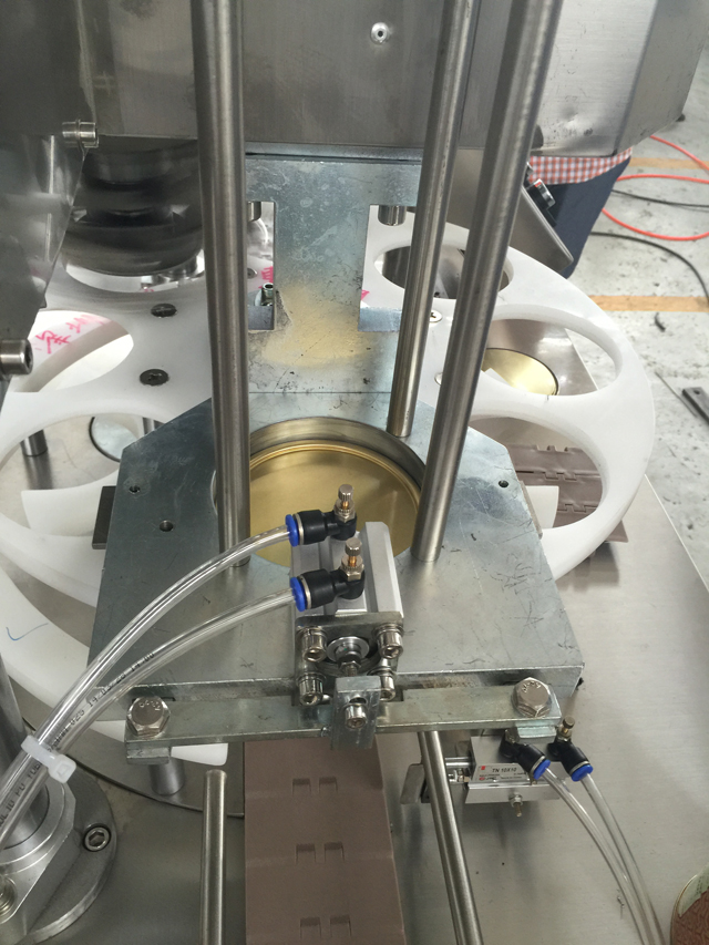 கேன்கள் சீல் இயந்திரங்கள்.jpg