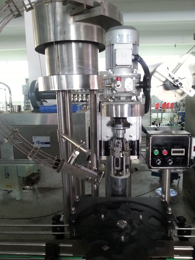 பாட்டில்களை மூடும் இயந்திரம்.jpg