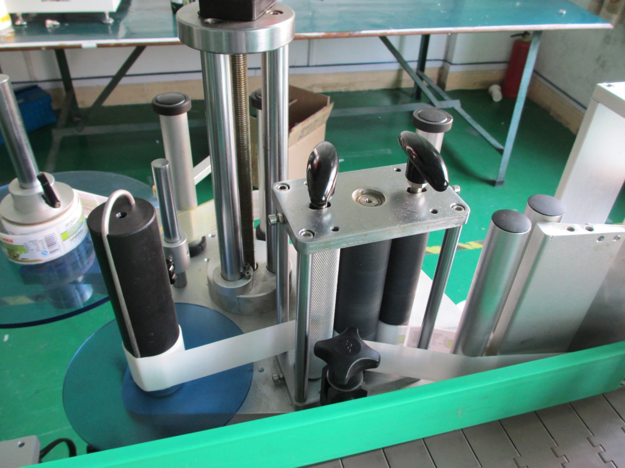 round bottle labeler Flaschen Etikettiermaschine ரவுண்ட் கேன்ஸ் லேபிள் ETIKETTIERMASCHINE.jpg