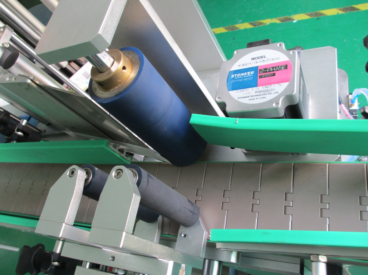 PLC controlling system bottle labeling machine லேபிளிங் கருவி பாட்டில்கள் PLC2.jpg