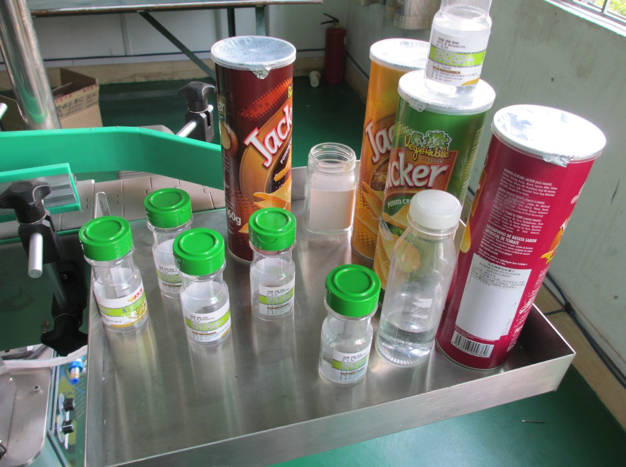 automatic vertical round bottle labeling equipment ரவுண்ட் கேன்ஸ் லேபிள் ETIKETTIERMASCHINE.jpg