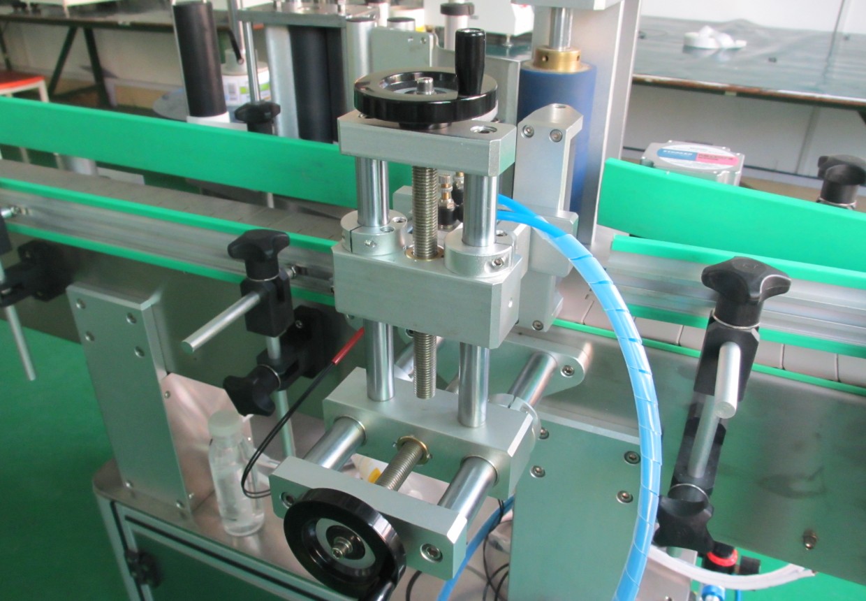 labeling machine with positioning system லேபிளிங் கருவி பாட்டில்கள் PLC.jpg