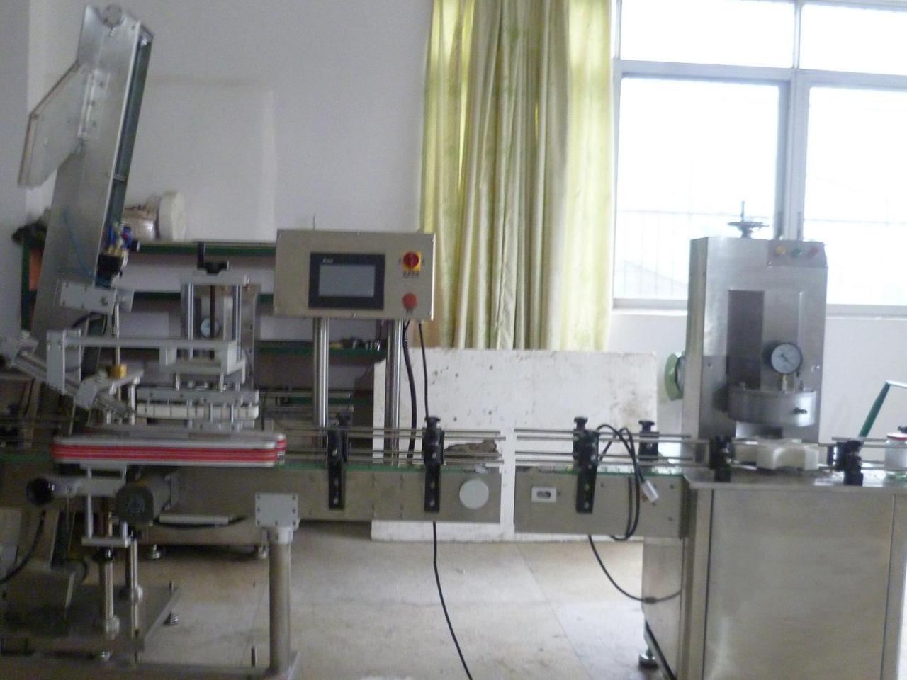 vacuum capping machine with cap placement கண்ணாடி ஜாடிக்கான வெற்றிட கேப்பர்.JPG