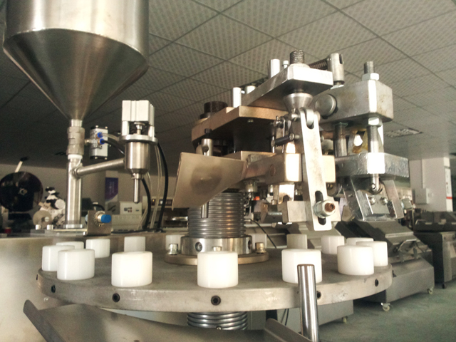 metal tubes filling folding machine Stock.jpg இல் சீல் செய்யும் இயந்திரங்களை நிரப்பும் குழாய்கள்