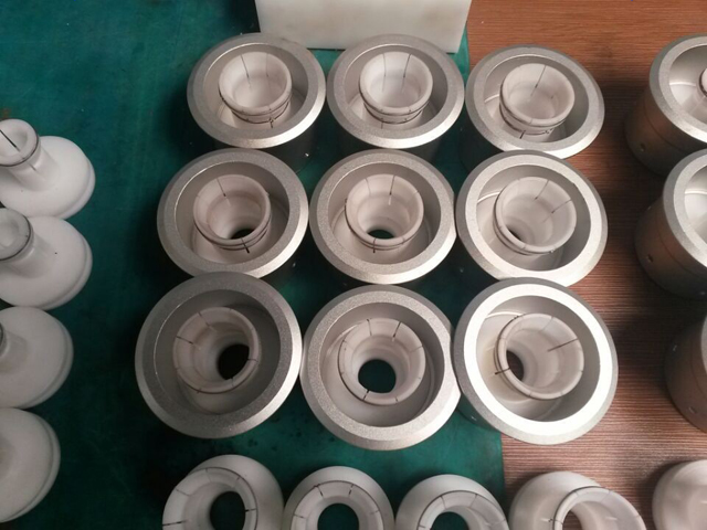 குழாய்கள் வைத்திருப்பவர்.jpg