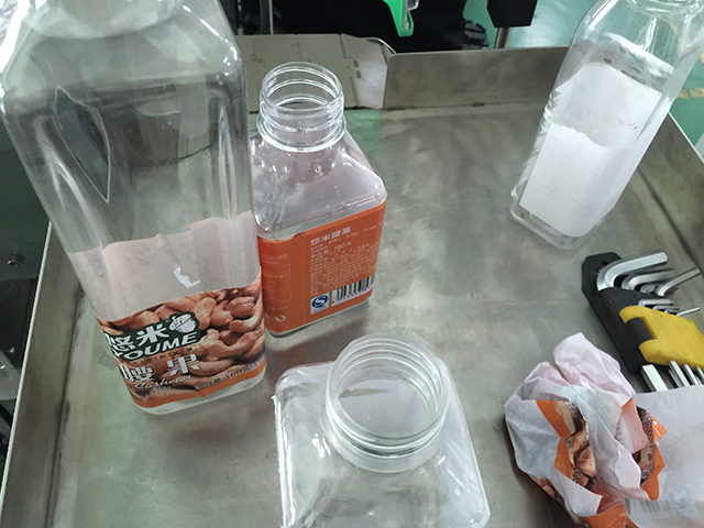 பிளாட் பாட்டில்கள் லேபிளிங் மெஷின் ரோல்ஸ் லேபிள்கள் (2).jpg