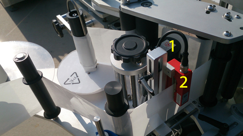 labeling machine for E liquid small bottles E திரவ நெருக்கமான படங்கள்.jpg க்கான லேபிளிங்