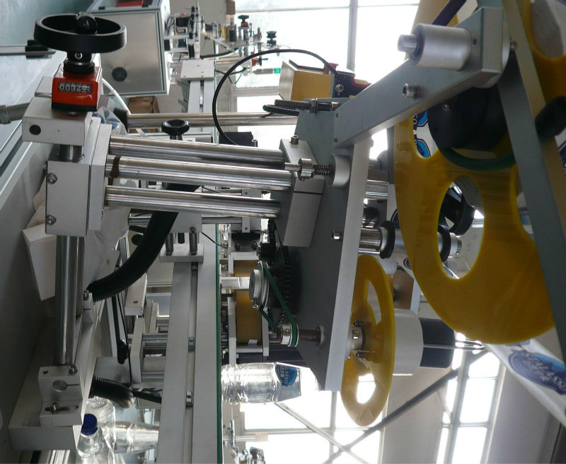 மேல் கீழே இரட்டை பக்கங்கள் சுய பிசின் லேபிள் ஒட்டும் இயந்திரம்