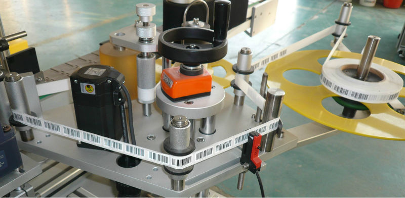 மேல் கீழே இரட்டை பக்கங்கள் சுய பிசின் லேபிள் ஒட்டும் இயந்திரம்