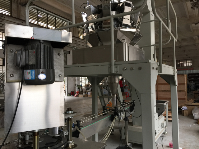 கேன்களை நிரப்பும் சீலிங் மெஷின் க்ளோஸ் ஷாட்.jpg