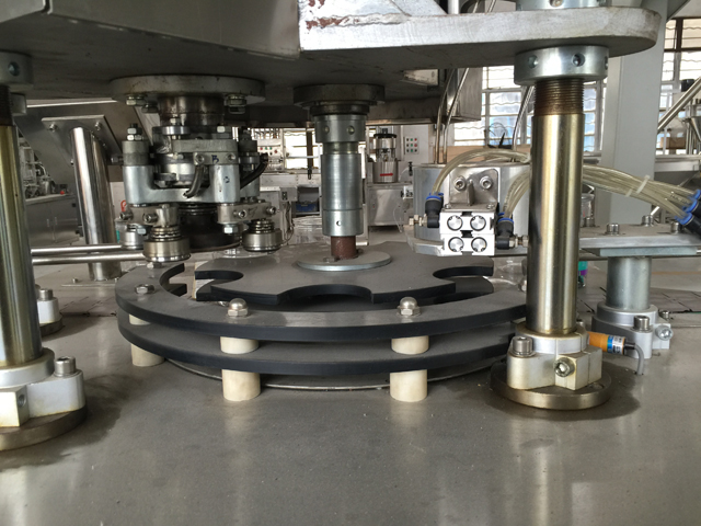 கேன்கள் தானியங்கி சீல் பகுதி.jpg