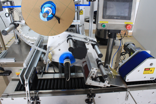 rolling bars from horizontal labeling machine ரோலிங் பாட்டில்களுக்கான ஒத்திசைவான பெல்ட்.jpg