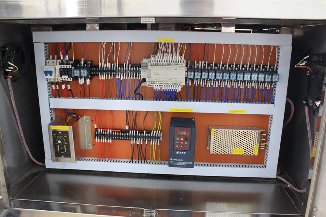 horizontal small bottles labeling machine picture கிடைமட்ட லேபிளிங் இயந்திரம் உண்மையான picture.jpg