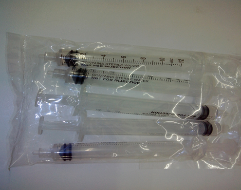 syringes சிரிஞ்ச் நிரப்புதல் நெருக்கமாக.jpg