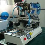 நியூமேடிக் பிளாட் ஸ்கொயர் ரவுண்ட் பாட்டில்கள் கோடருடன் லேபிளிங் மெஷின் ரோலிங்