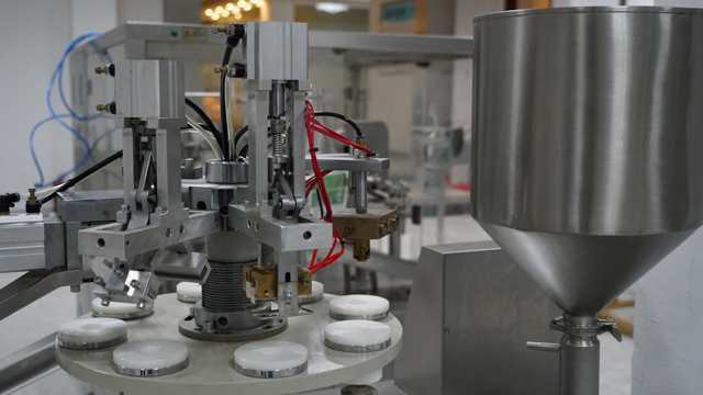 குழாய் நிரப்பு சீலர் பிளாஸ்டிக்.jpg