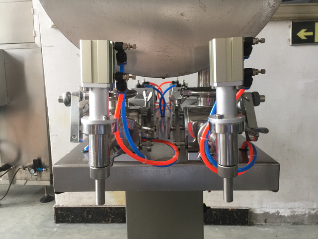 two filling nozzles pneumatic filler equipment முனைகள் two.jpg