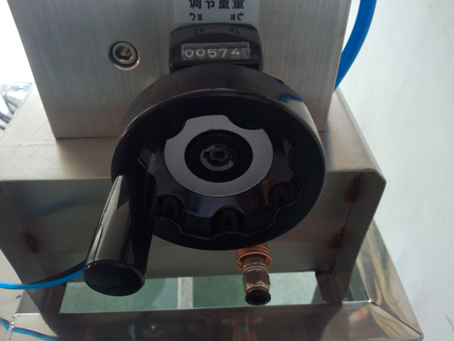 liquid filling machine semi automatic ஷாம்பு நிரப்பு உபகரணங்கள்.jpg