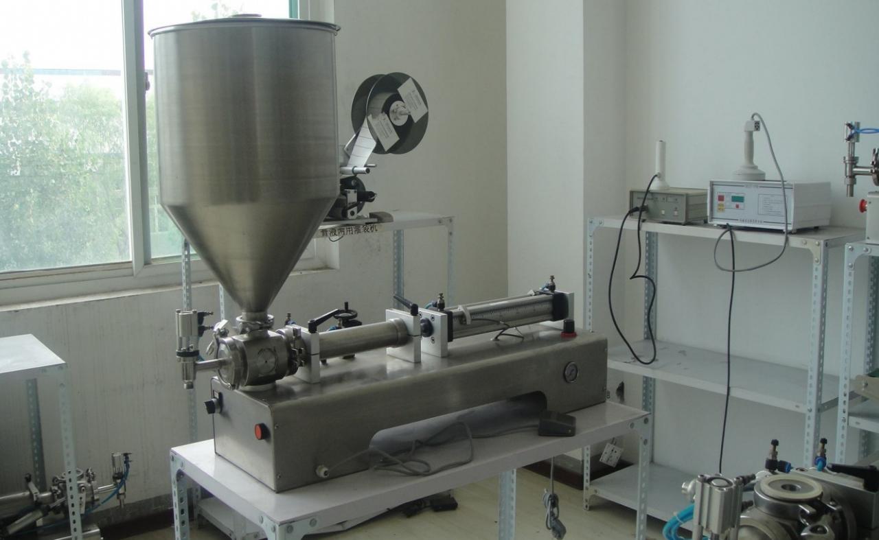 liquid paste filling machine with vertical hopper ஹாப்பர் ஃபில்லிங் மெஷினுடன் ஒற்றைத் தலை.jpg