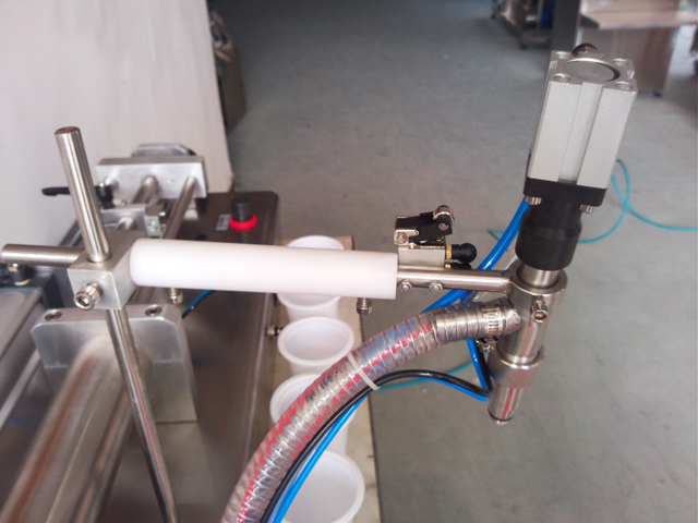 nozzles close shot from filling machines இயந்திரங்களை நிரப்புவதற்கு போர்ட்டபிள் முனைகளை நிரப்புதல்.jpg