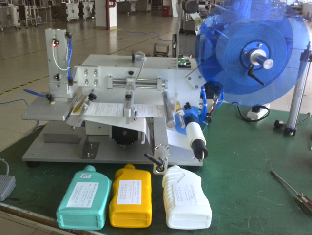 bottles labeling machine semi automatic பிளாட் பாட்டில்கள் லேபிலர் உபகரணங்கள்.jpg