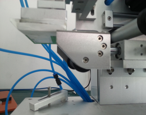 semi automatic flat bottles labeling equipment PLC மேம்பட்ட (2).jpg உடன் பிளாட் லேபிளிங் இயந்திரம்