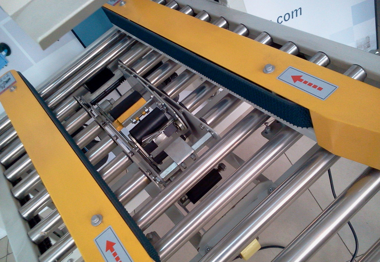 carton sealing stainless steel roll அட்டைப்பெட்டி சீல் இயந்திரம் semi auto.jpg க்கான நெருக்கமான காட்சி