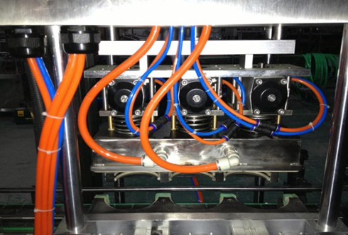 vacuum capper linear வெற்றிட கேப்பிங் ஹெட்ஸ் பகுதி நெருக்கமான ஷாட்.jpg