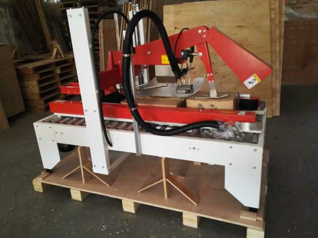 சூடான உருகும் பசை அட்டைப்பெட்டி சீல் இயந்திரம்.jpg