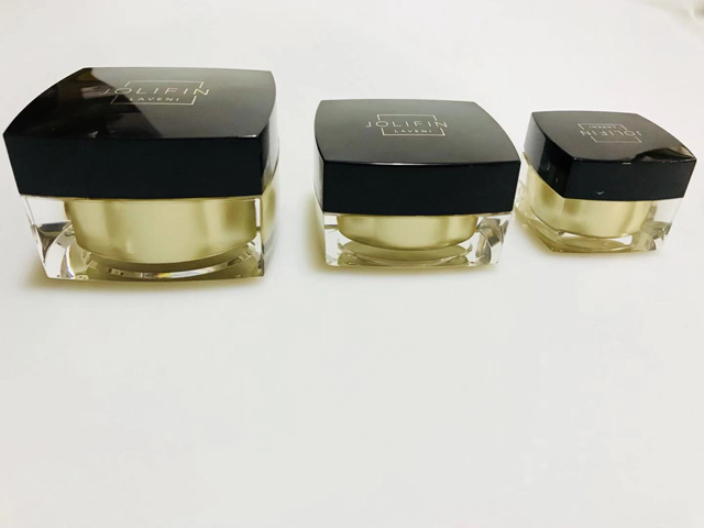 கேப்பரை மூடுவதற்கு சதுர கருப்பு ஜாடிகள்