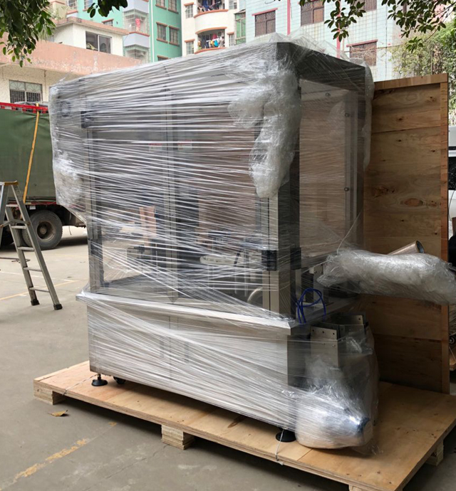 மரத்தடியில் கிரீம் ஜாடிகளை மூடும் இயந்திரம்