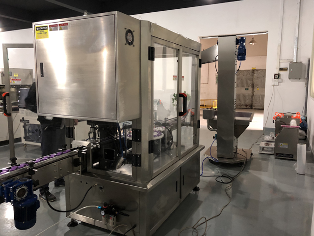 கேப்பிங் கிரீம் ஜாடிகளின் இயந்திரம் (2).jpg