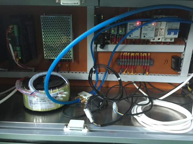 இயந்திரங்களை லேபிளிடுவதற்கான மின்சார கூறு.jpg